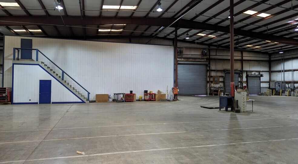 More Photos Of 1400 Montgomery, South Hill Warehouse For Lease