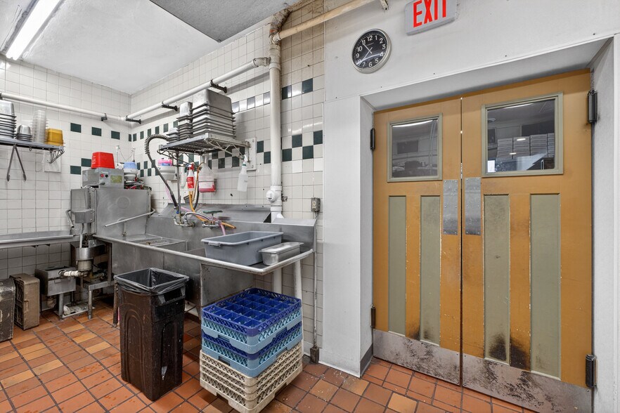 More Photos Of 8713 Gravois Rd, Saint Louis Restaurant For Lease