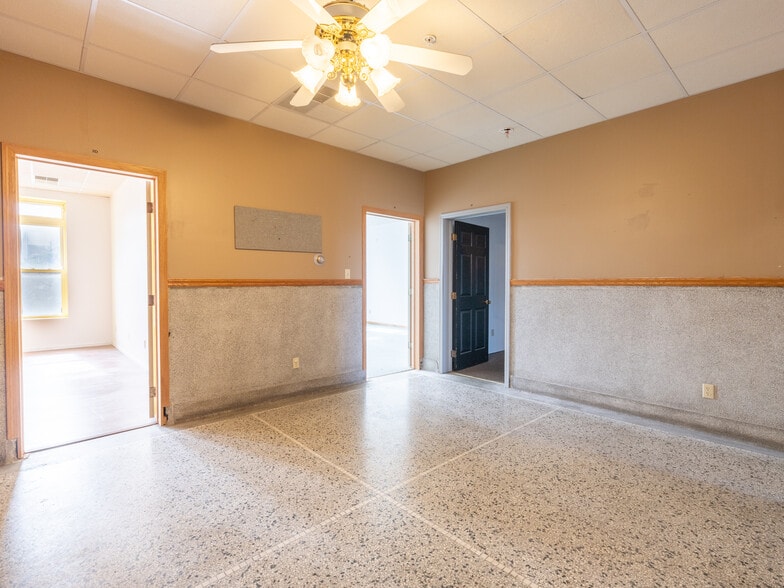 More Photos Of 353 Court St, Pekin Storefront Retail Residential For Sale