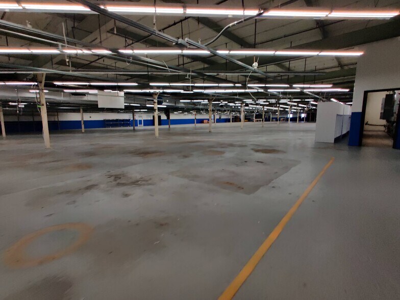 More Photos Of 120 S Church Ave, Garland Manufacturing For Lease