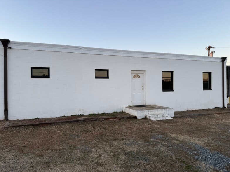 More Photos Of 630 Trindale Rd, Trinity Warehouse For Lease