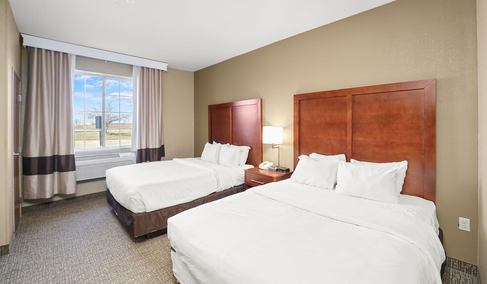 More Photos Of 725 Paradise Ln, Johnson Creek Hotel For Sale