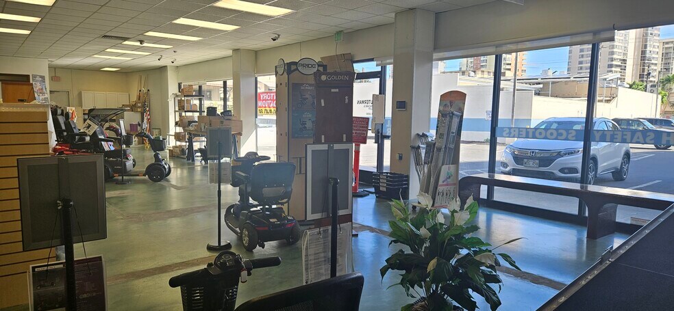 More Photos Of 2700 S King St, Honolulu Unknown For Lease