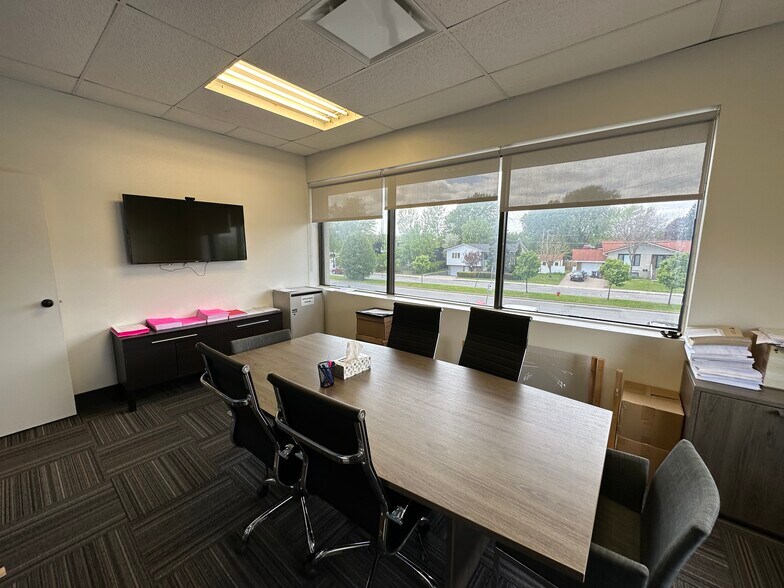More Photos Of 3000-3140 Boul de Rome, Brossard Storefront For Lease