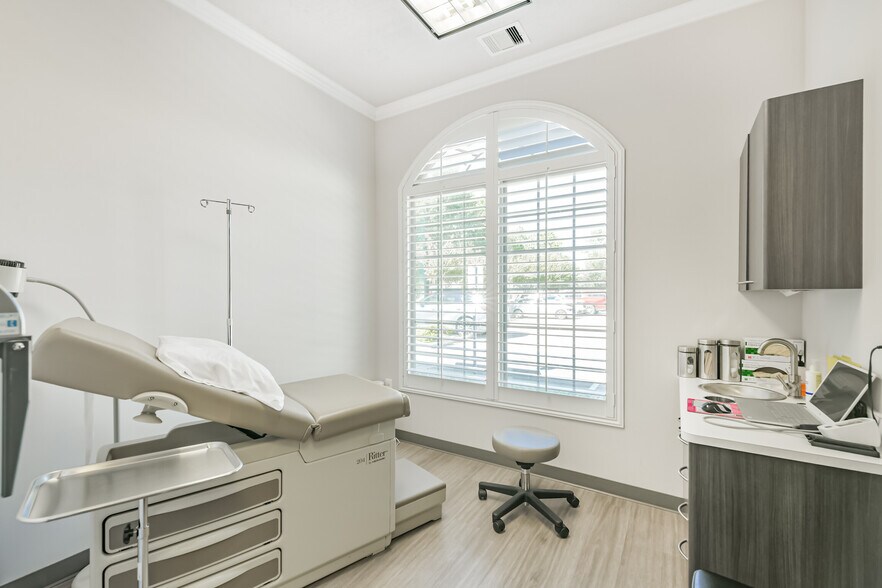 More Photos Of 11439 Spring Cypress Rd, Tomball Medical For Sale