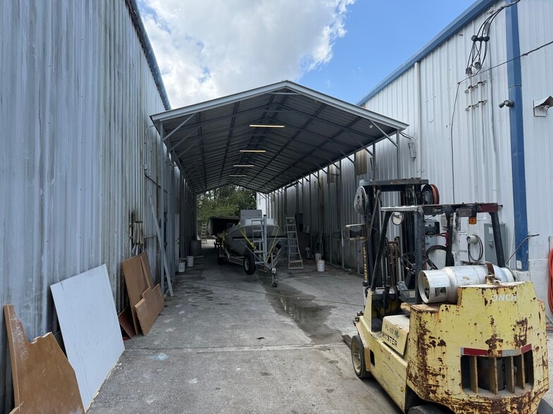 More Photos Of 4550 SE Hampton Ct, Stuart Manufacturing For Sale