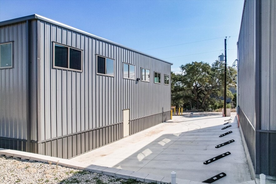 More Photos Of 10020 Darden Hill Rd, Austin Light Distribution For Sale