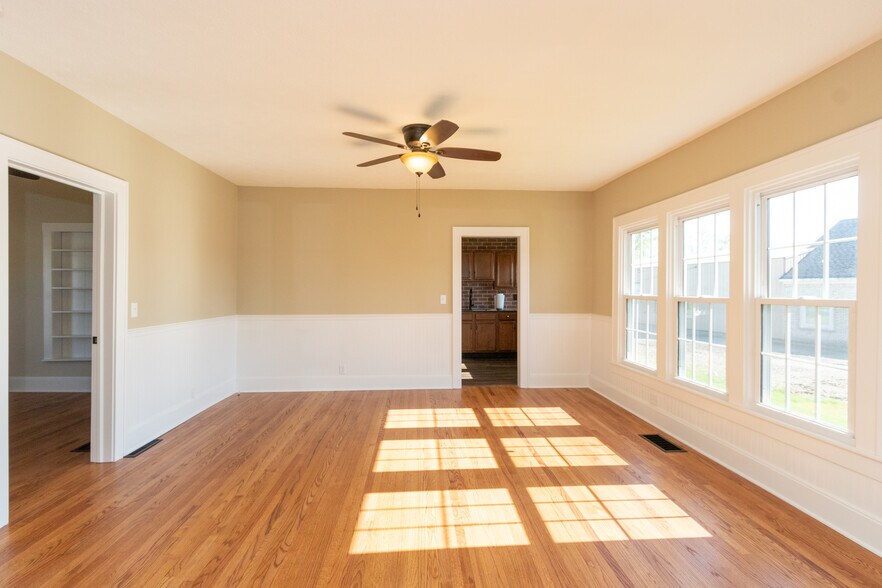 More Photos Of 422 E Main St, Brownsburg Office For Sale