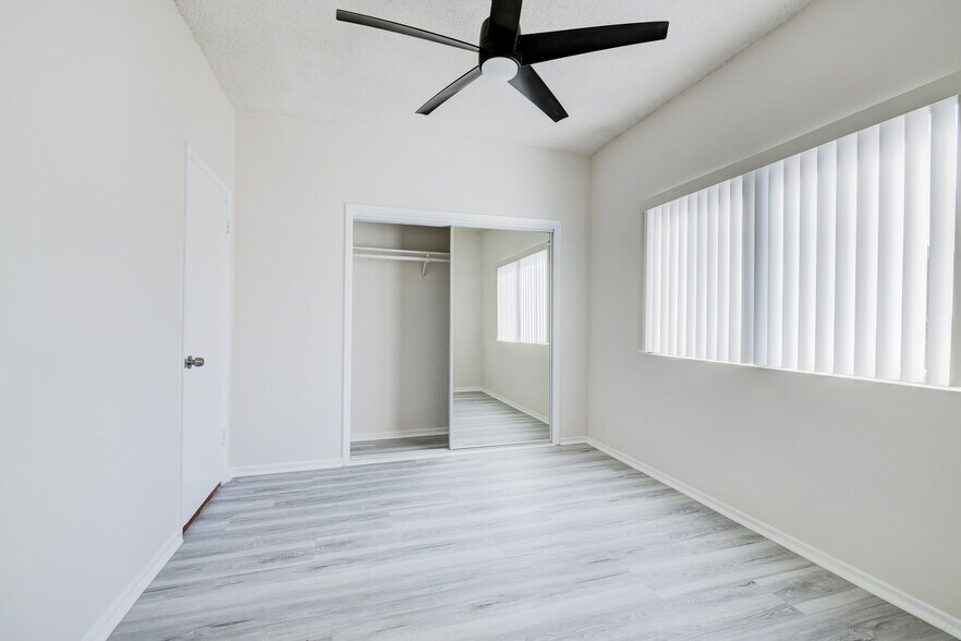 More Photos Of 19 Wavecrest Ave, Venice Apartments For Sale