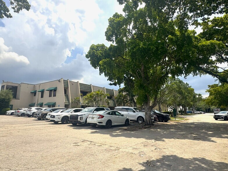 More Photos Of 15291-15327 NW 60th Ave, Miami Lakes Unknown For Lease