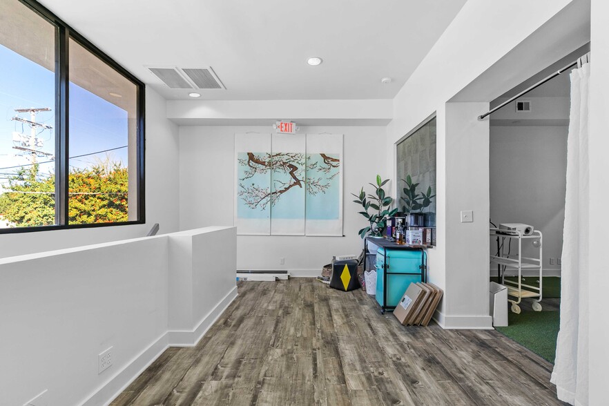 More Photos Of 9925 Commerce Ave, Tujunga Storefront For Sale