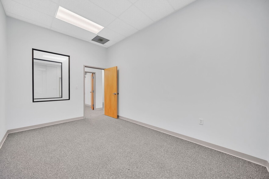 More Photos Of 1909 Pinnacle Pointe Way, Knoxville Office For Lease