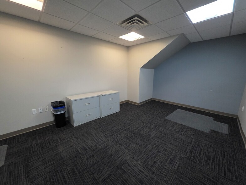 More Photos Of 86 Tide Mill Rd, Hampton Warehouse For Lease