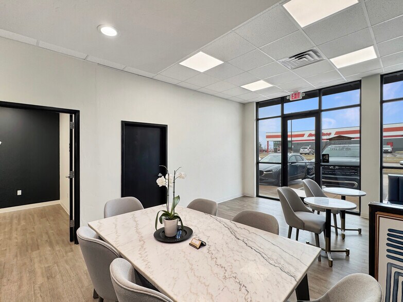 More Photos Of 901 E Main St, Yukon General Retail For Lease