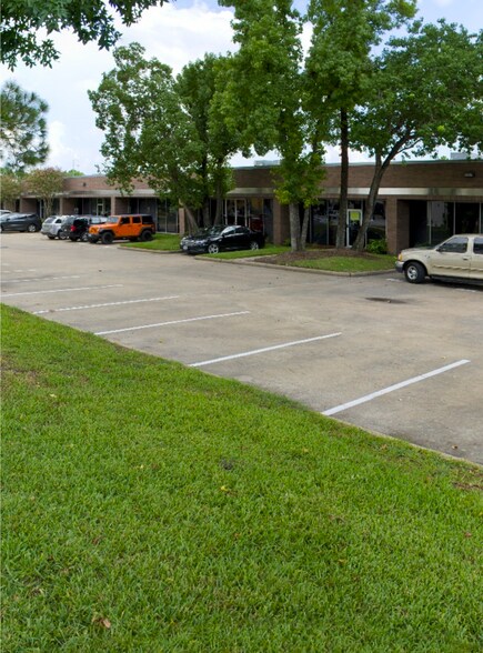 More Photos Of 211-285 W Airtex Blvd, Houston Light Distribution For Lease