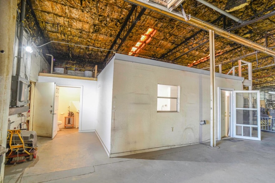 More Photos Of 1117 N Avenue T, Lubbock Warehouse For Sale