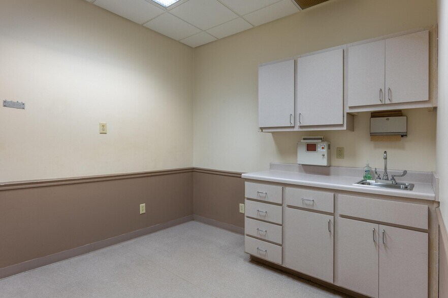 More Photos Of 1494 Stuart Rd NE, Cleveland Medical For Lease