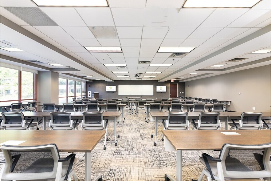 More Photos Of 800 Parc Pt, Alpharetta Unknown For Lease