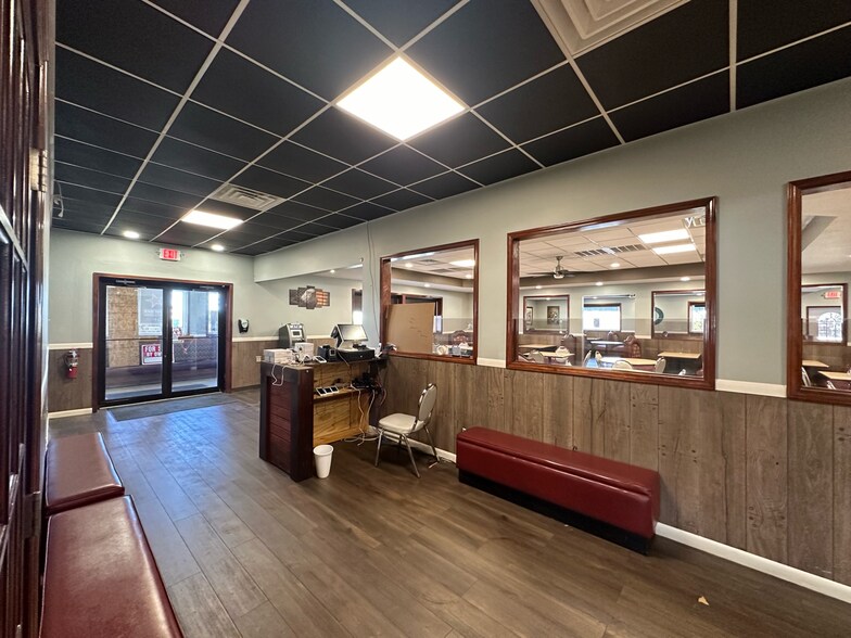 More Photos Of 102 E Park St, Taylorville Freestanding For Sale