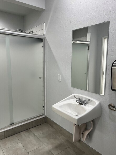 More Photos Of 6850 Cross Bayou Dr, Seminole Manufacturing For Lease