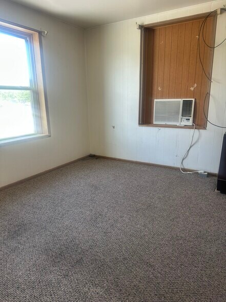 More Photos Of 418 E Washington St, Arma Storefront Retail Residential For Sale