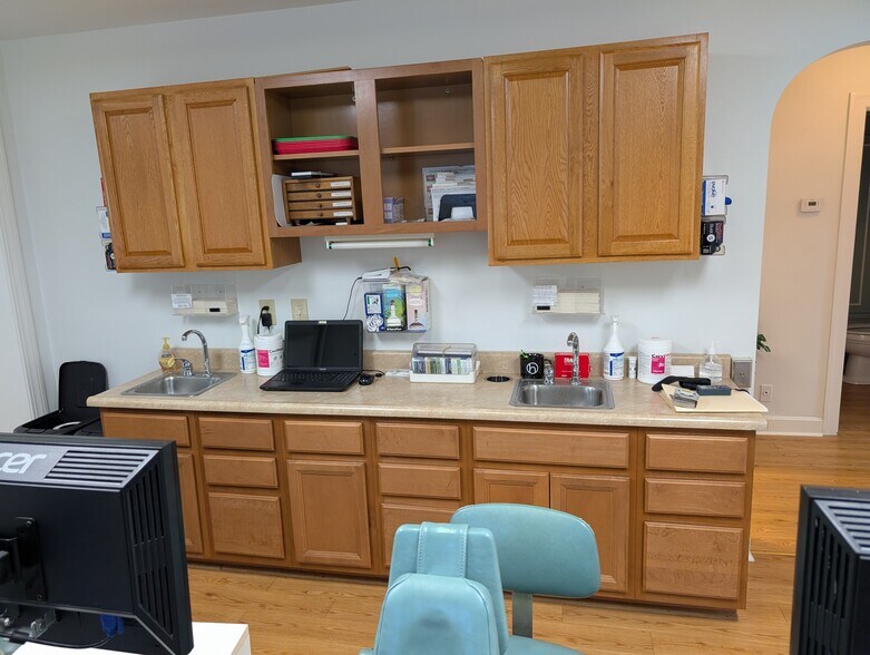 More Photos Of 4816 Greenwood Rd, Louisville Medical For Lease