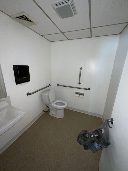 More Photos Of 1000-1010 Broadview Blvd, Brackenridge Freestanding For Sale