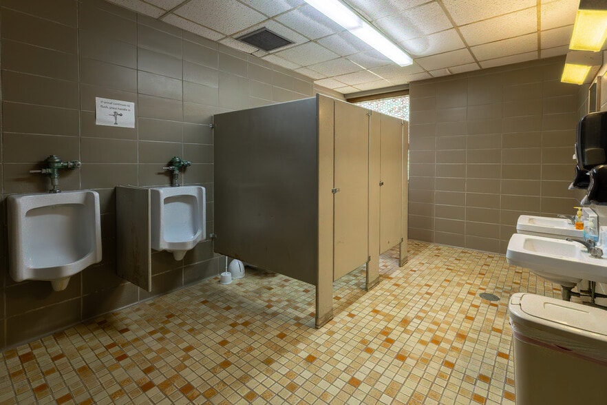 More Photos Of 309 N Broad St, Grove City Religious Facility For Sale