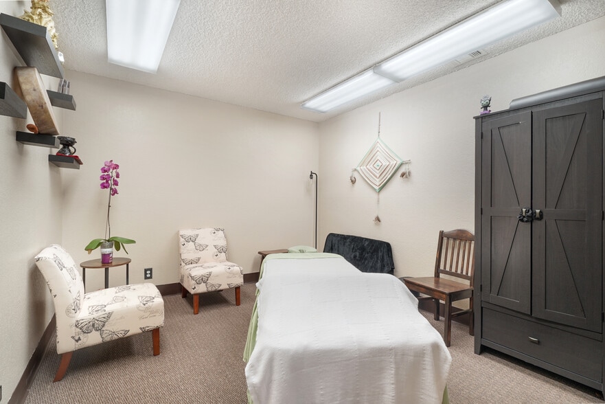 More Photos Of 1301 E Main St, Santa Paula Service For Sale