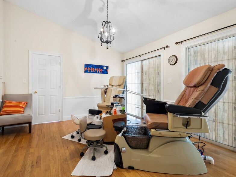 More Photos Of 20 Sardis Rd, Asheville Office For Lease