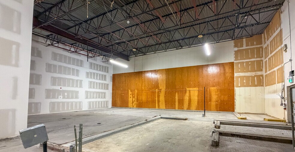 More Photos Of 32500 S Fraser Way, Abbotsford Freestanding For Lease