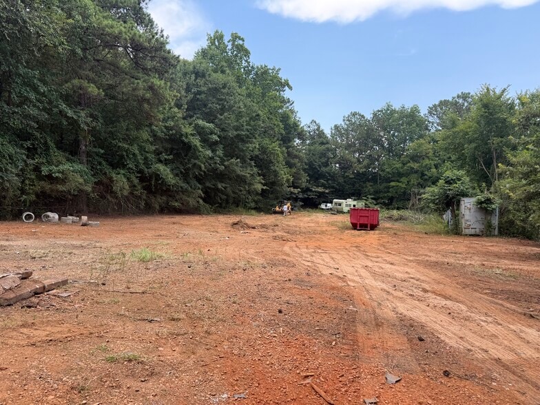 More Photos Of 1350 Commerce Dr, Stockbridge Warehouse For Lease