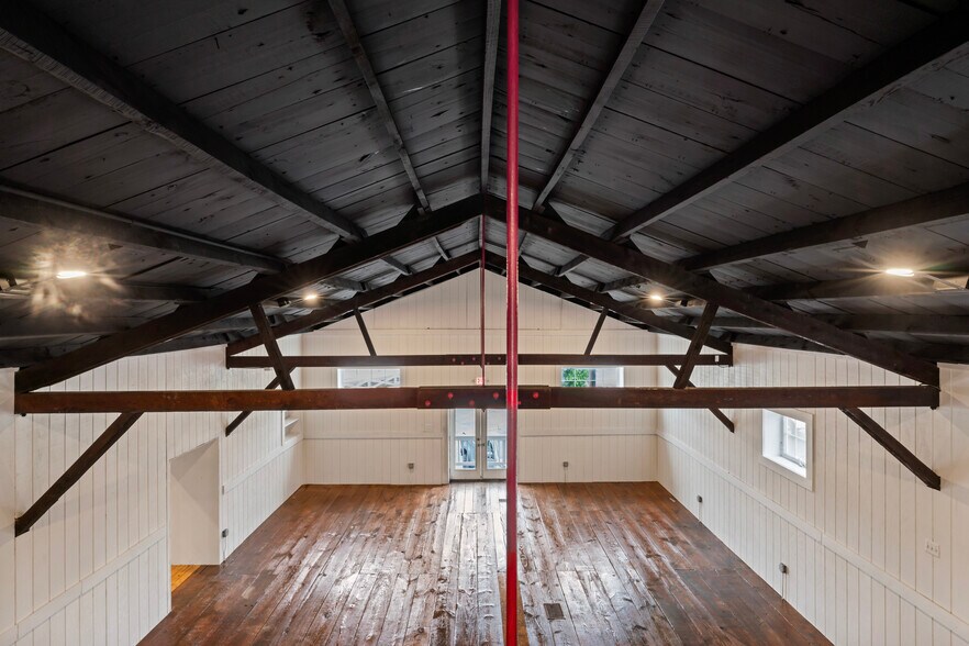 More Photos Of 20704 Ashburn Rd, Ashburn Unknown For Lease