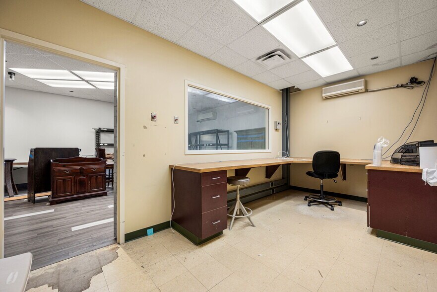 More Photos Of 51 S Pine St, Elverson Office For Sale