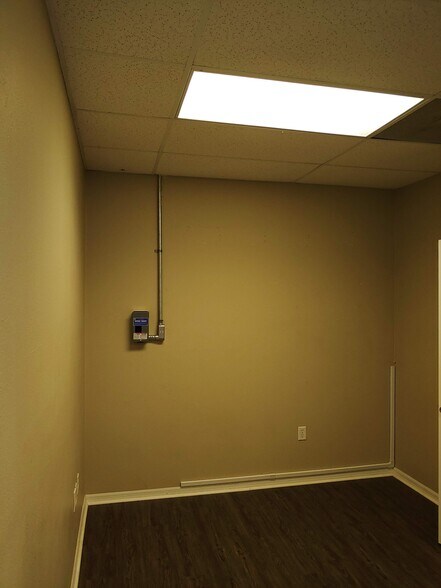 More Photos Of 8909 Regents Park Dr, Tampa Office Residential For Lease