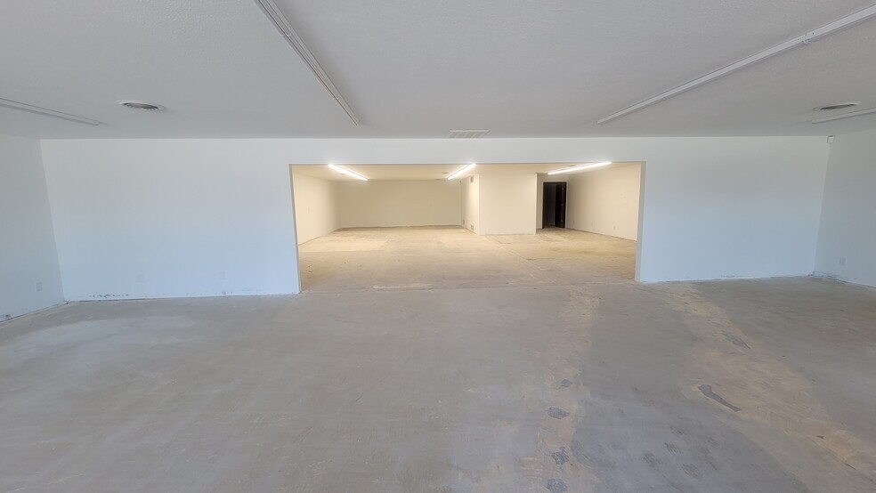 More Photos Of 906 W Springfield Rd, Taylorville Storefront Retail Office For Lease