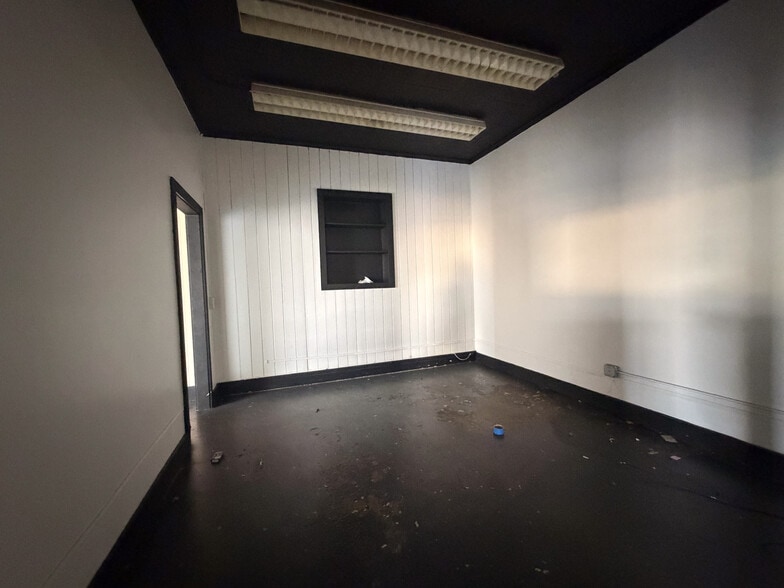 More Photos Of 1508 2nd Ave, Opelika Flex For Lease
