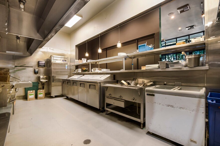 More Photos Of 229 Broadway St, Chico Bar For Lease