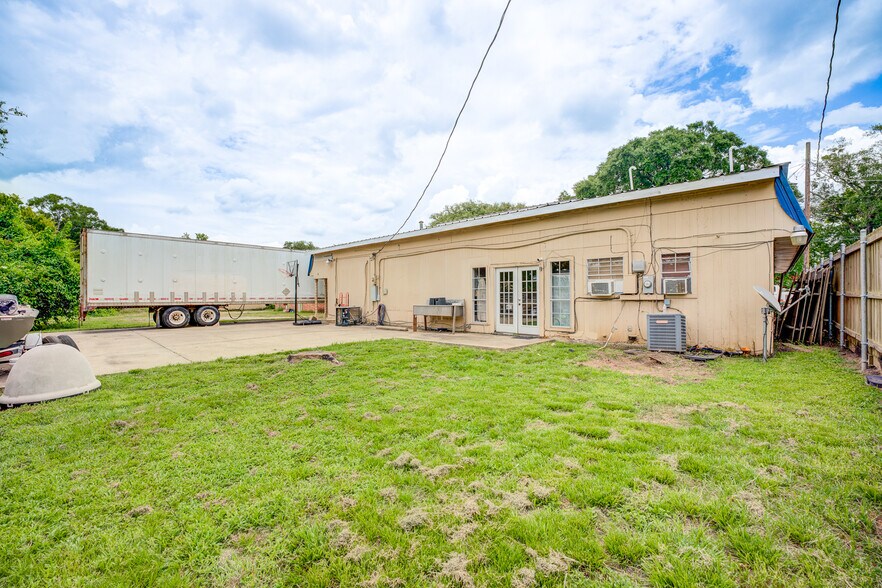 More Photos Of 811 N Travis St, Liberty Apartments For Sale