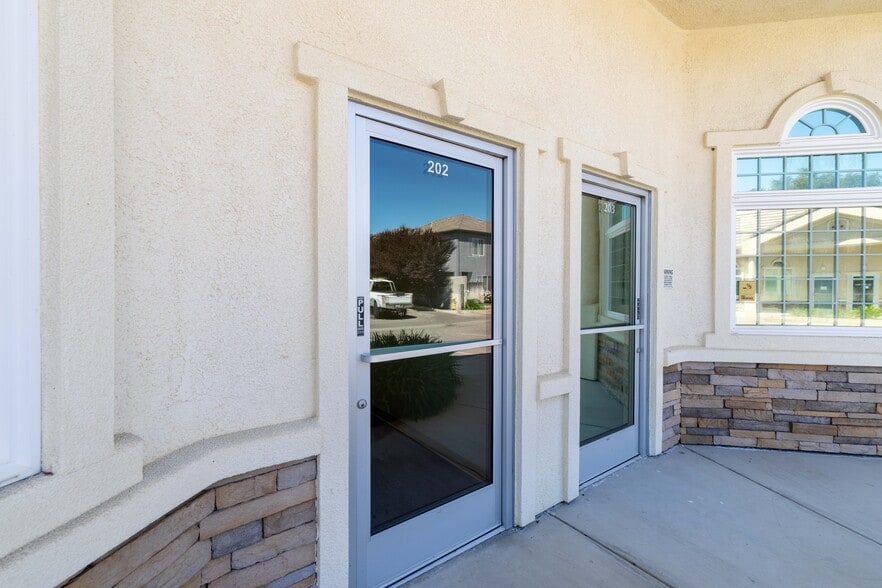 More Photos Of 1565 Shaw Ave, Clovis Office For Lease