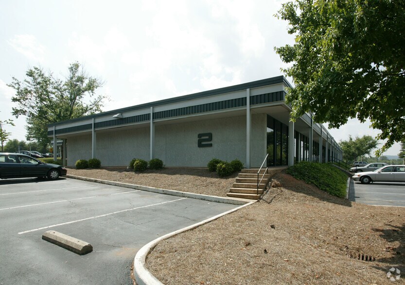 More Photos Of 25 Woods Lake Rd, Greenville Unknown For Lease