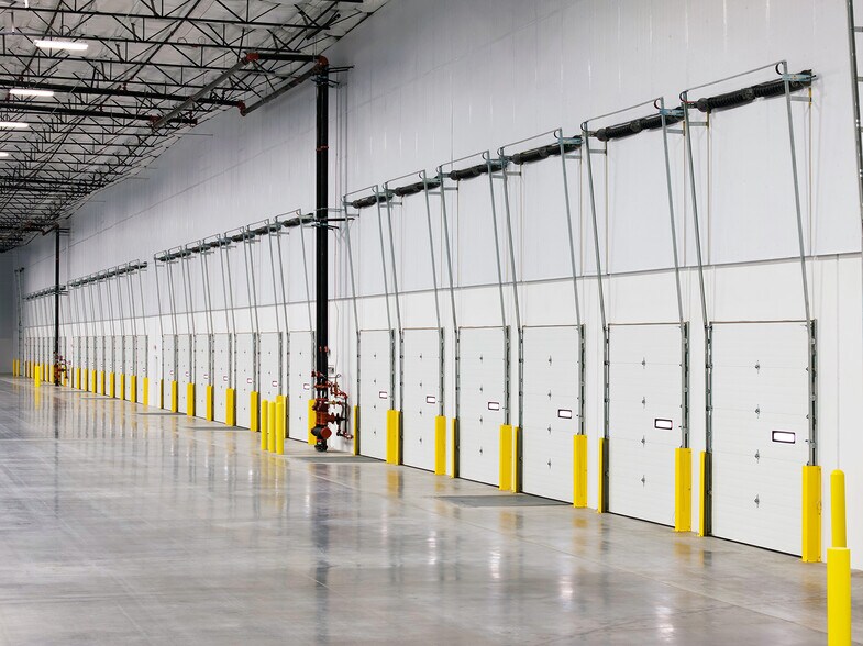 More Photos Of 6050 N Hollywood Blvd, Las Vegas Distribution For Lease