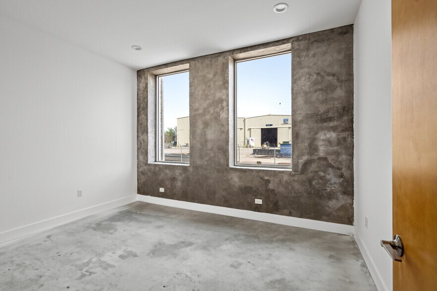 More Photos Of 5611 Clinton Dr, Houston Warehouse For Lease