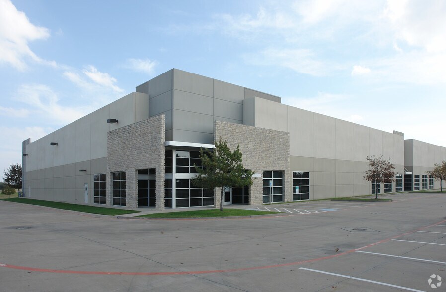 More Photos Of 700 Freeport Pky, Coppell Warehouse For Lease