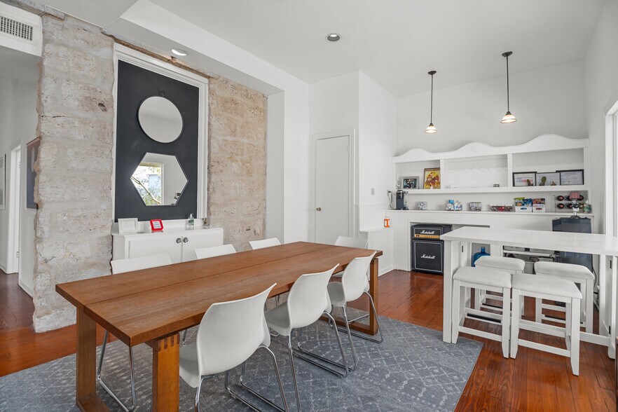 More Photos Of 1002 N Flores St, San Antonio Loft Creative Space For Lease