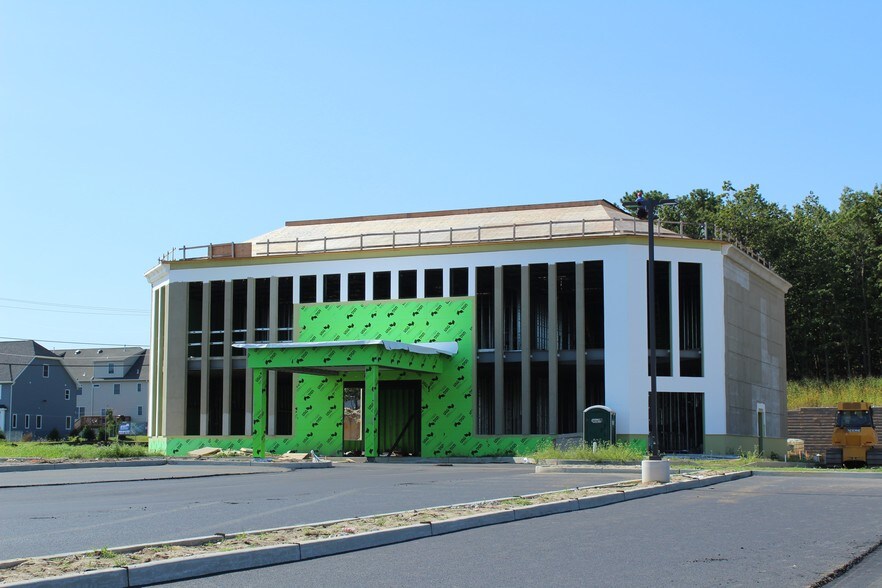 More Photos Of 10 America Ave, Lakewood Freestanding For Lease