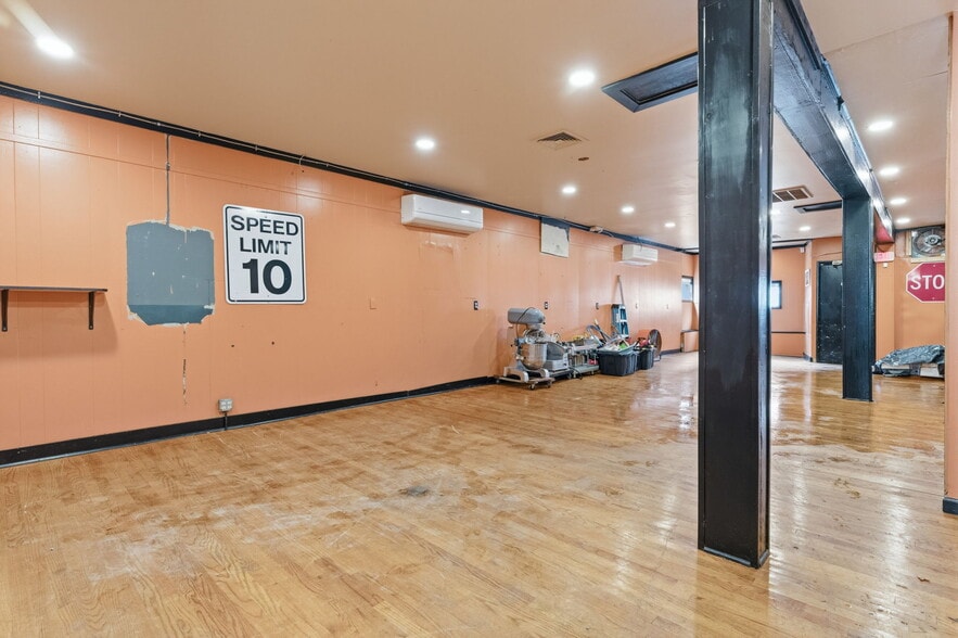 More Photos Of 73 Ferry St, Middletown Bar For Sale