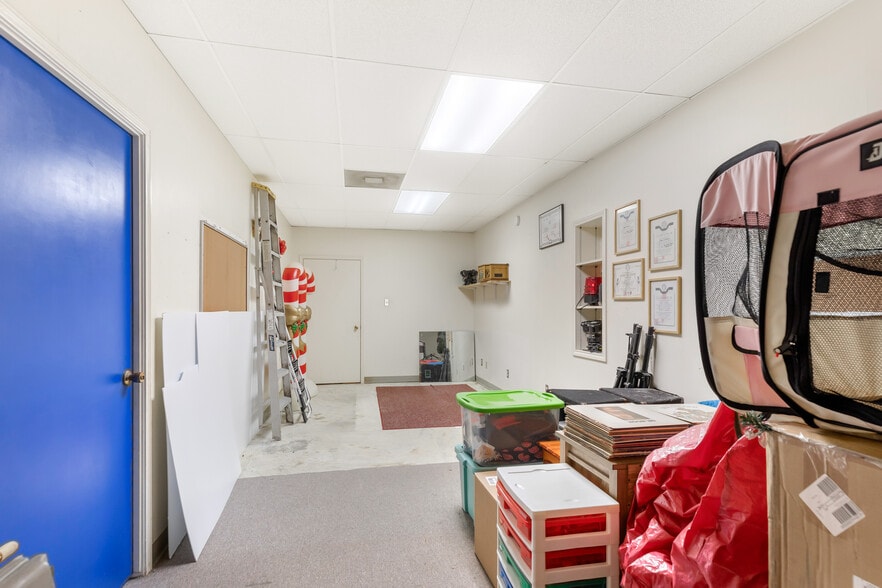 More Photos Of 411 S Houston Ave, Humble Warehouse For Sale