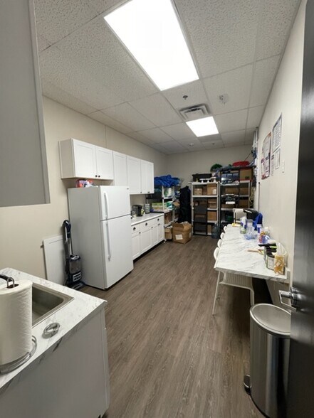 More Photos Of 10550 E Garden Dr, Aurora Freestanding For Lease