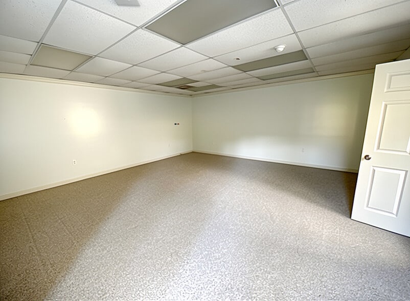 More Photos Of 748 Veterans Pky, Jonesboro Light Distribution For Lease